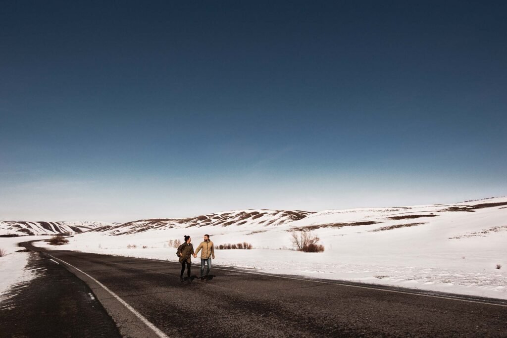 loving-couple-in-the-winter-runs-on-the-road-among-98XWJBT.jpg